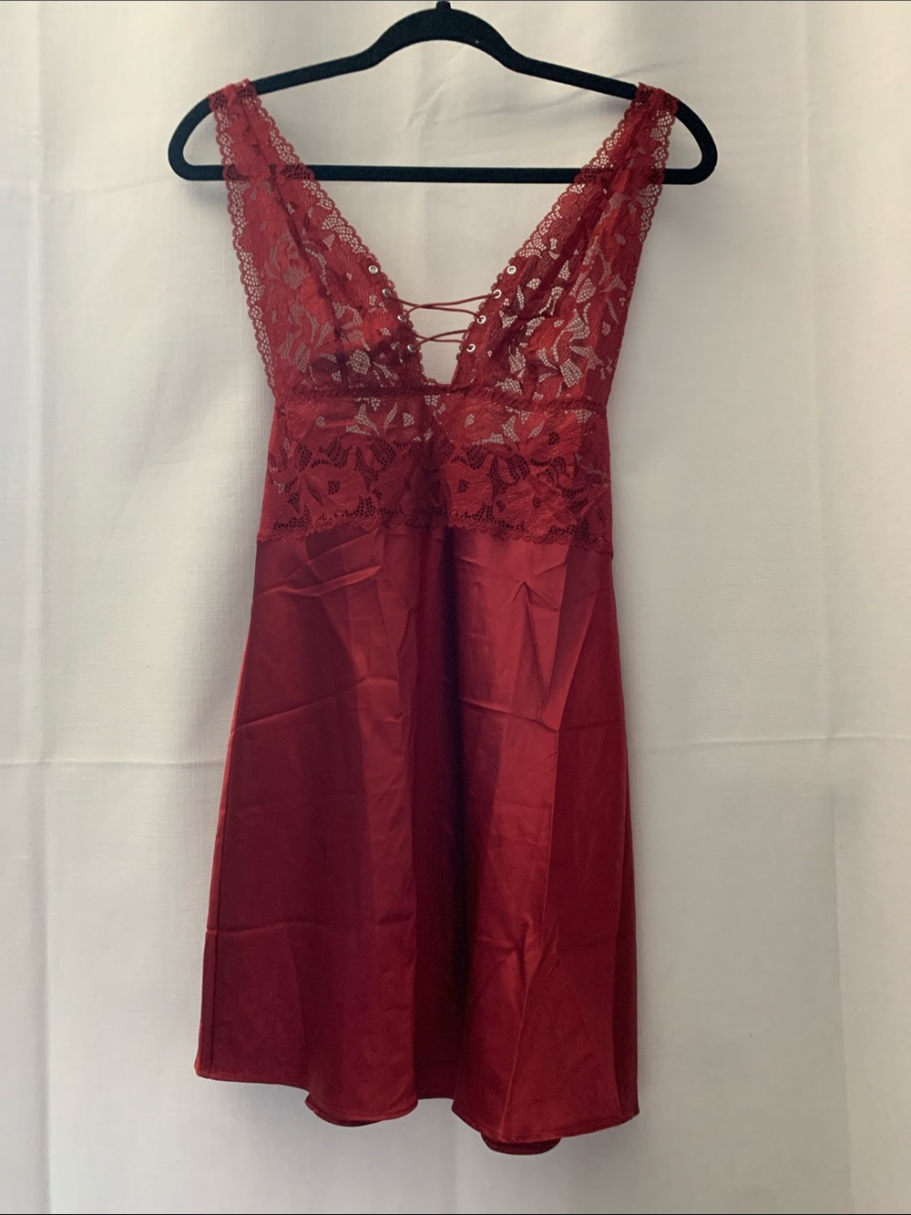 La SENZA Red Lace-Trim Satin Chemise with V-Neck and Lace-Up Detail